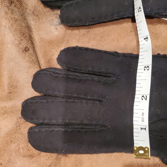 UGG genuine shearling gorgeous gloves! ladies size small in rich black. nwt. - Picture 7 of 11